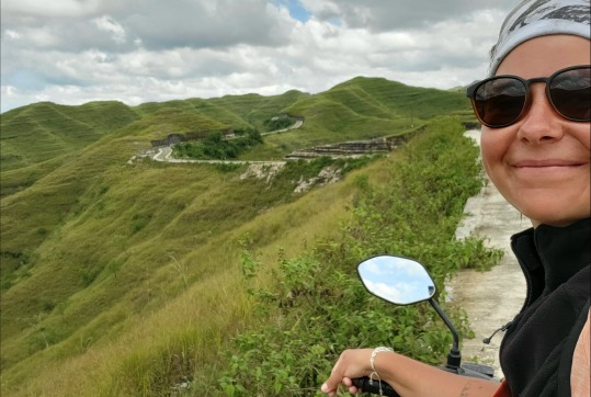 sumba-na-motorke-indonezia-katarina-strakova-audioblog-ck-victory-travel