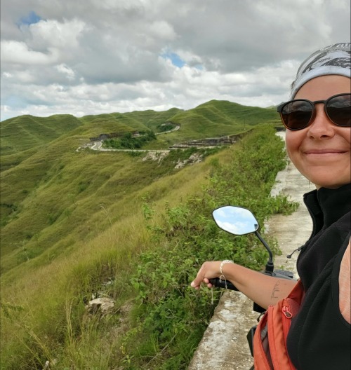 sumba-na-motorke-indonezia-katarina-strakova-audioblog-ck-victory-travel