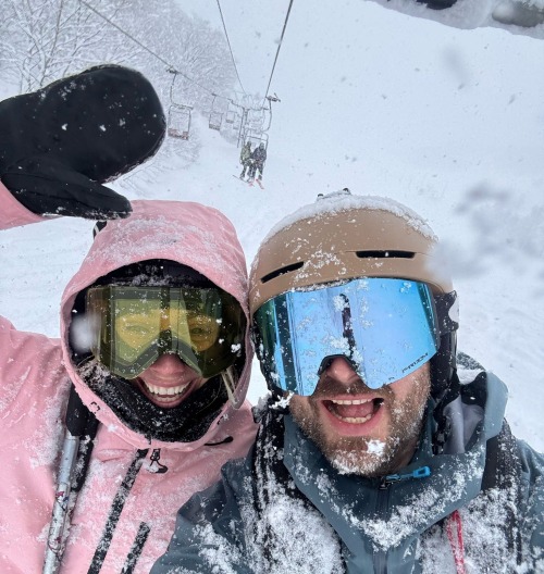 lyzovanie-v-japonsku-hokkaido-basa-stevulova-jakub-demacek-audioblog-ck-victory-travel