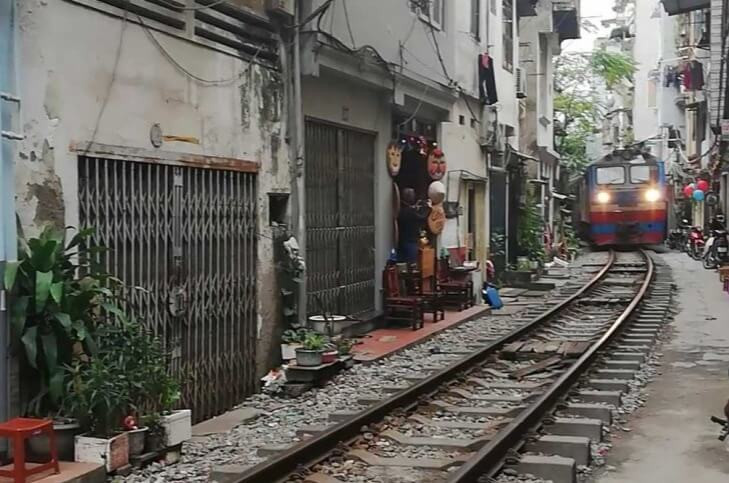 hanoi-a-jeho-train-street-blog-ck-victory-travel